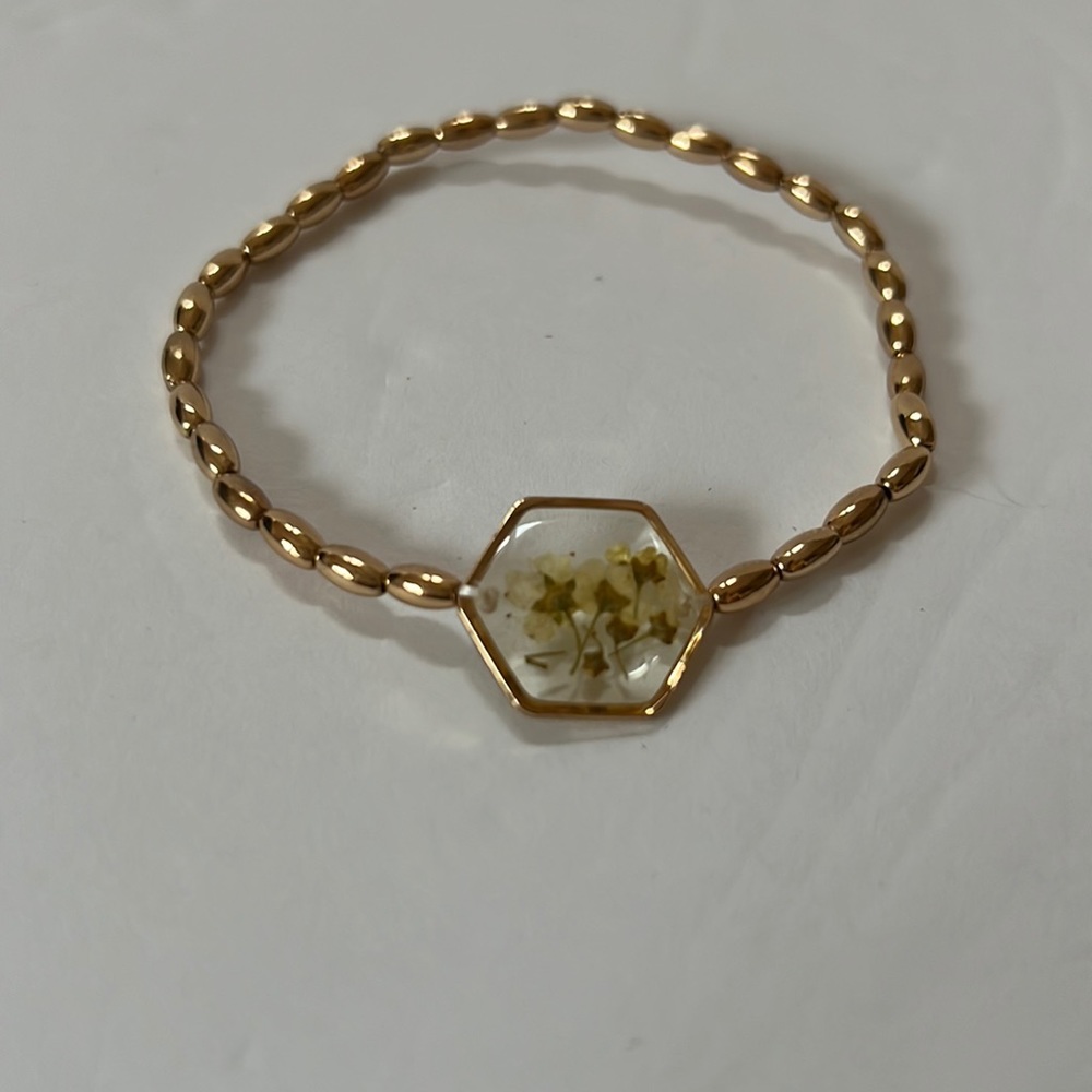 Bracelet Goldtone Beads Octagon Shape in Center Cream Color Dry Flowers Stretch